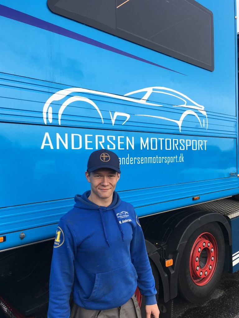 Martin Andersen skifter bilens bly ud med muskler.
(Foto: Super GT Danmark)